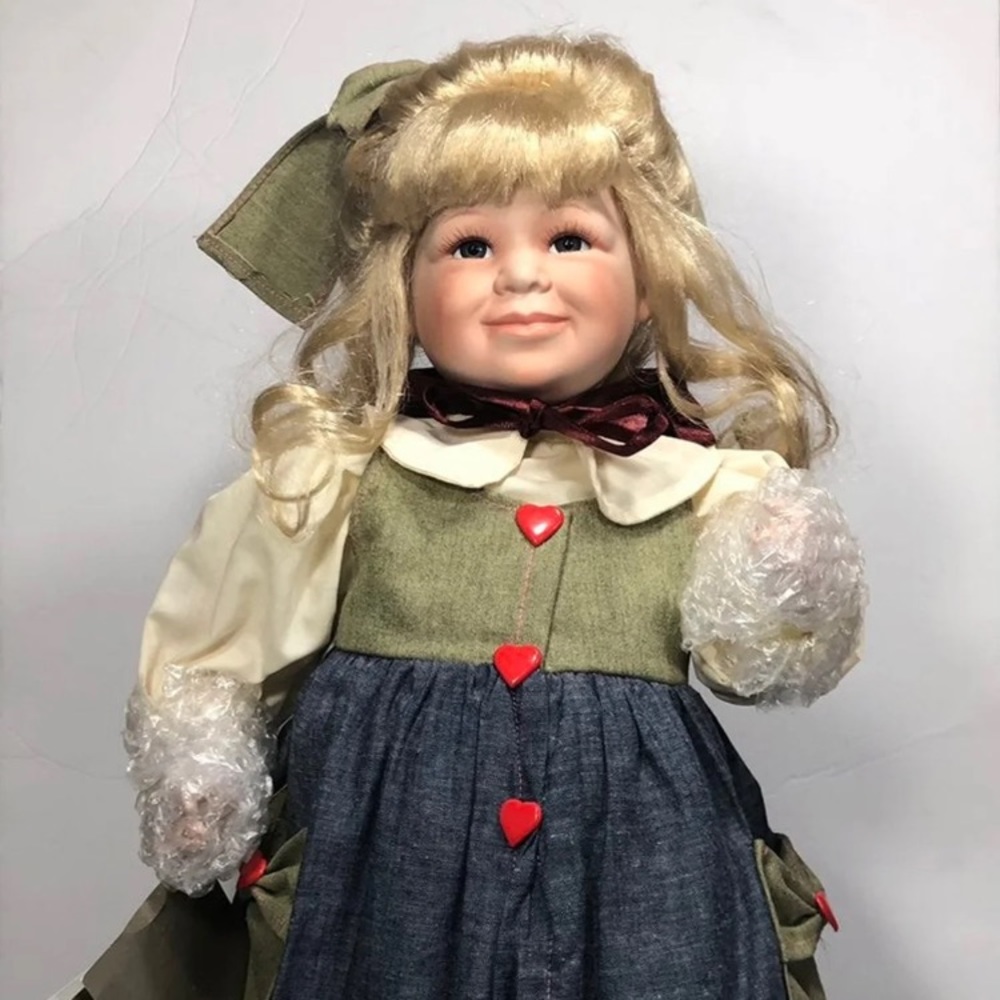 SEYMOUR MANN CONNOISSEUR DOLL COLLECTION 20" ELLIE MAY